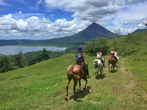 Love House Arenal-Volcano & Lake views