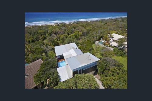 The Sandcastle - Pool ~ Beach at the end of Garden