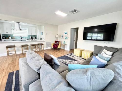 Cozy 3 bd villa 6 min from beach