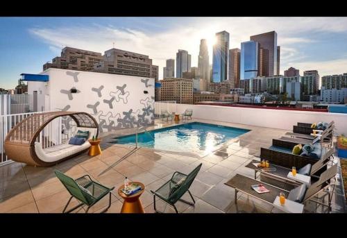 Cozy 3bed Condo with balcony and a rooftop pool in Los Angeles, USA