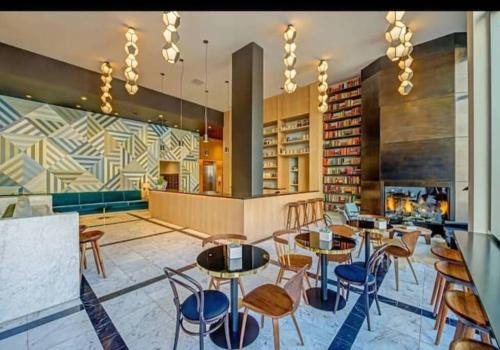 Cozy 3bed Condo with balcony and a rooftop pool in Los Angeles, USA