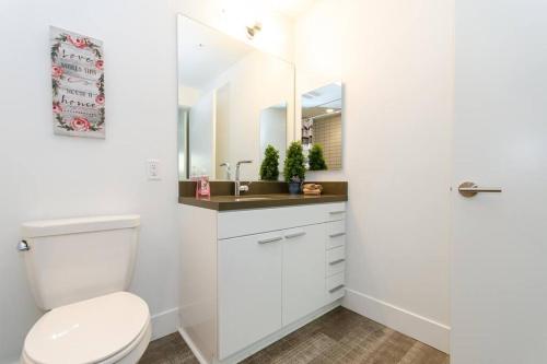 Cozy 3bed Condo with balcony and a rooftop pool in Los Angeles, USA