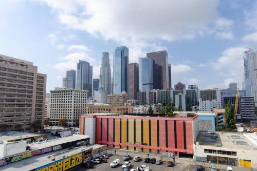 Cozy 3bed Condo with balcony and a rooftop pool in Los Angeles, USA