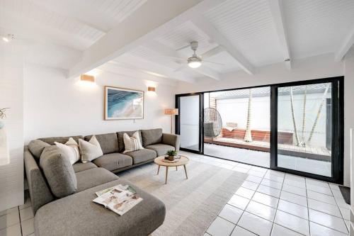 Villa One - Immaculate Townhouse on Noosa Parade