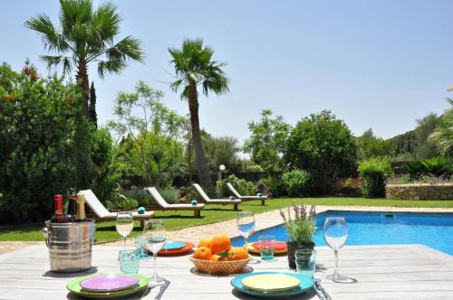 In traditioneller Architektur und mit Komfort erbautes Ferienhaus, mit Pool, Garten und eigenem Carport