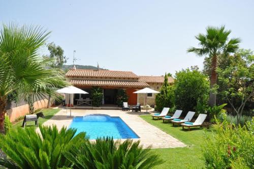 In traditioneller Architektur und mit Komfort erbautes Ferienhaus, mit Pool, Garten und eigenem Carport