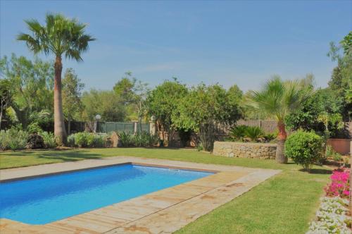 In traditioneller Architektur und mit Komfort erbautes Ferienhaus, mit Pool, Garten und eigenem Carport