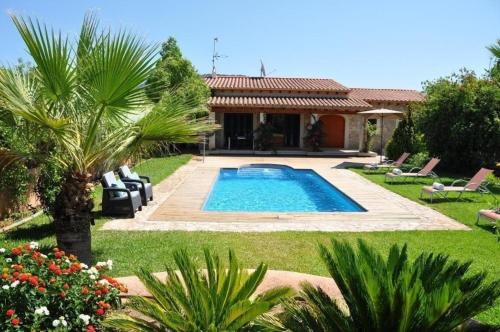 In traditioneller Architektur und mit Komfort erbautes Ferienhaus, mit Pool, Garten und eigenem Carport