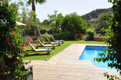 In traditioneller Architektur und mit Komfort erbautes Ferienhaus, mit Pool, Garten und eigenem Carport