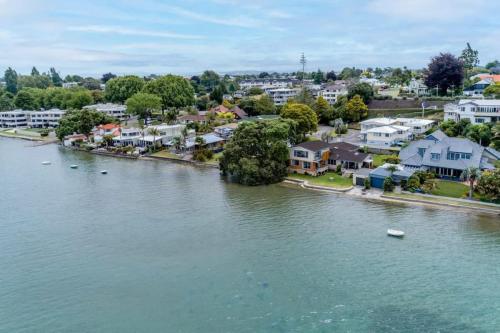 Entire Waterfront House - Boat Shed - 3 Kitchens