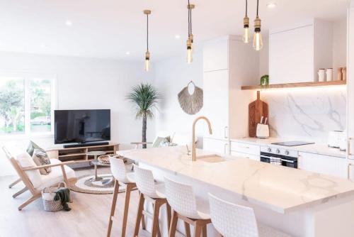 Luxury Apart, Seaviews & Balcony, Full Kitchen & Heat Pump - Apartment - Auckland