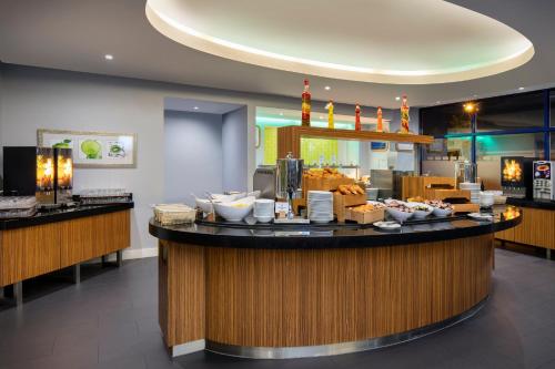 Đồ ăn và thức uống, Holiday Inn Express London Heathrow T5 By IHG in London