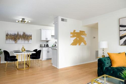 Emerald Retreat - Central & Stylish - 2 BR/2 BA in Winston-Salem, USA