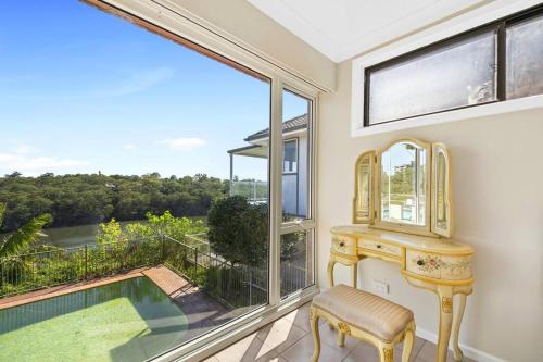 River View Oasis: Spacious 3-Bed House with Pool in Hunters Hill