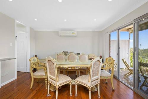 River View Oasis: Spacious 3-Bed House with Pool in Hunters Hill
