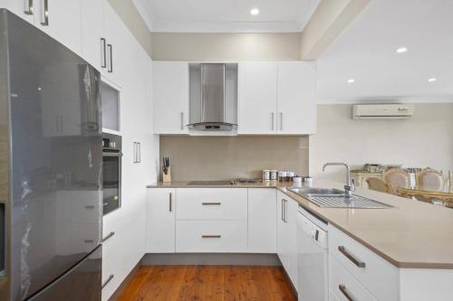 River View Oasis: Spacious 3-Bed House with Pool in Hunters Hill