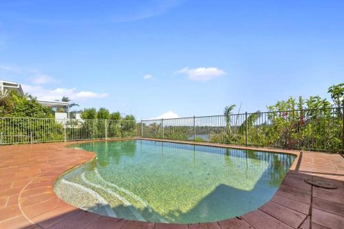 River View Oasis: Spacious 3-Bed House with Pool in Hunters Hill