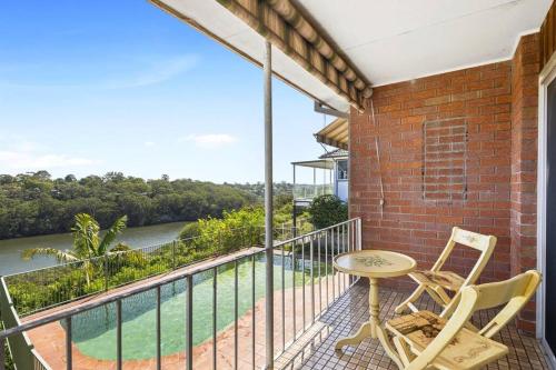 River View Oasis: Spacious 3-Bed House with Pool in Hunters Hill