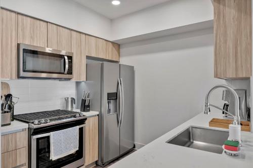 3 Lux large apartment heart of SM - image 9