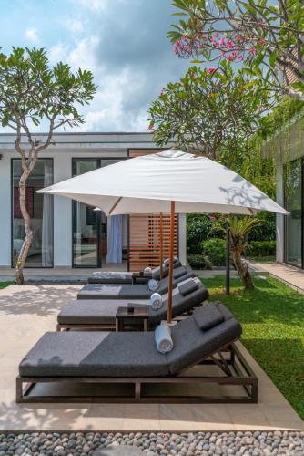 Villa Vida Mira - Elegant 4BR Beachside Villa in Canggu