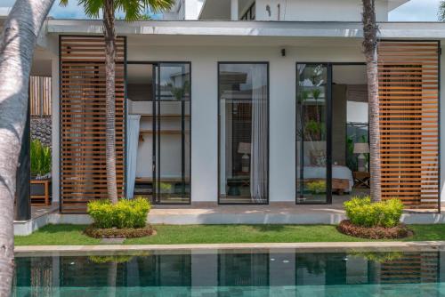 Villa Vida Mira - Elegant 4BR Beachside Villa in Canggu