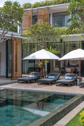 Villa Vida Mira - Elegant 4BR Beachside Villa in Canggu