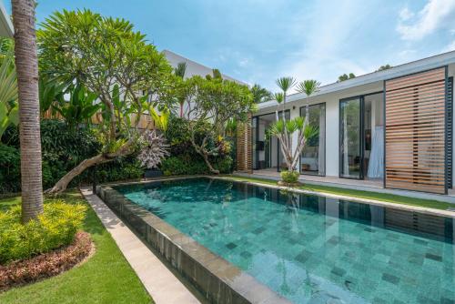 Villa Vida Mira - Elegant 4BR Beachside Villa in Canggu