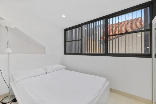 Cosy & Bright Inner-City Studio Apartment - main image