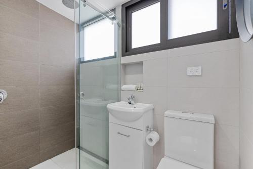 Cosy & Bright Inner-City Studio Apartment - image 2