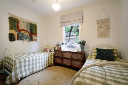 Harrys House Warburton - Peaceful Riverside cottage in the perfect location