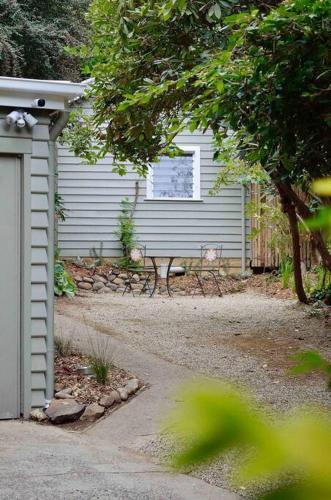 Harrys House Warburton - Peaceful Riverside cottage in the perfect location