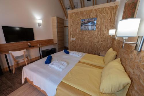 3 twin beds