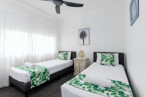 Unit 4 @ Tropical Reef Apartments - image 2