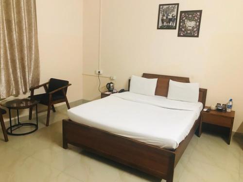Deluxe Room room in HOTEL DWARKA KUNJ
