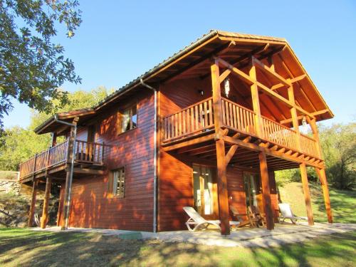 Tidy chalet in the woods of the beautiful Dordogne