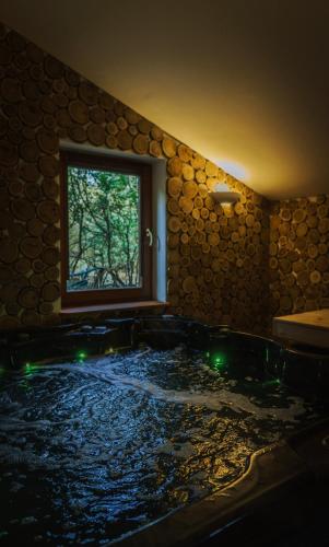 熱水浴缸, Ranczo Brusno in 波烏琴-茲德魯伊