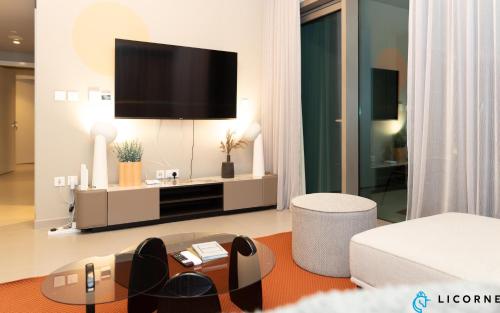2BR Apt next to DubaiMall, pool view of Burj Khalifa - Downtown Views ll, Dubai