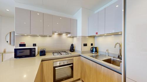 Primestay - 1BR plus Maids Sobha Waves in Al Meydan - image 9