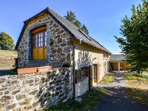 Holiday Home in Auvergne with Roofed Garden and Terrace