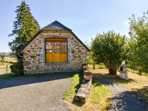 Holiday Home in Auvergne with Roofed Garden and Terrace