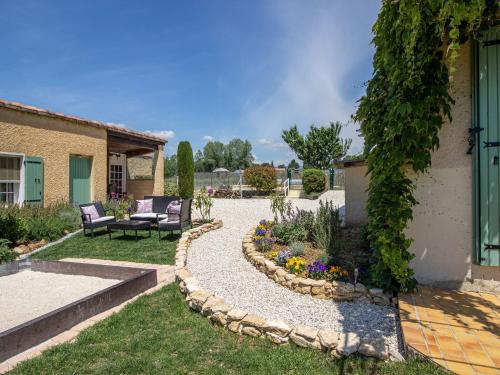 Attractive holiday home with shared pool in the Luberon - Location saisonnière - Gargas