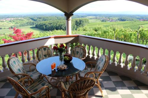 Viesnīcas āriene, Villa Lotus in Robadje