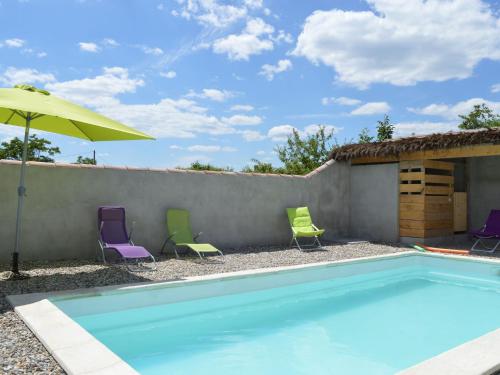 Chic Holiday Home in Pradons with Swimming Pool