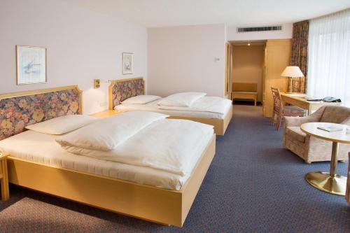 1 queen bed, 1 twin bed
