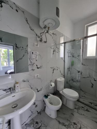 ฝักบัว, Dentart&Apartments in อาลี เดมี