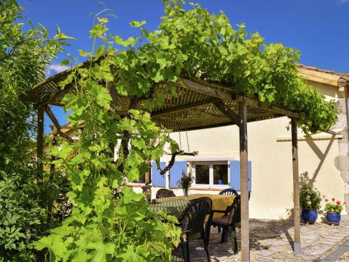 Snug cottage in Saint Eutrope De Born with pool