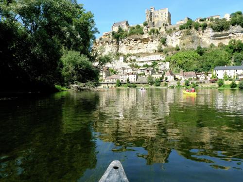 Snug cottage in Saint Eutrope De Born with pool