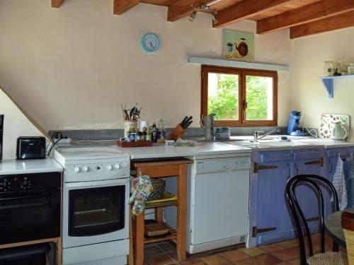 Snug cottage in Saint Eutrope De Born with pool