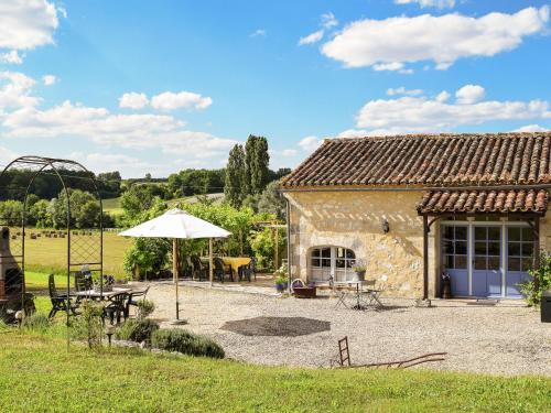 Snug cottage in Saint Eutrope De Born with pool