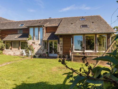 Spacious house on a hill with views and shared pool - Saint-Bonnet-la-Rivière